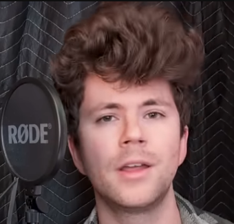 there is a lot of wavy brown hair. it looks very sproingy