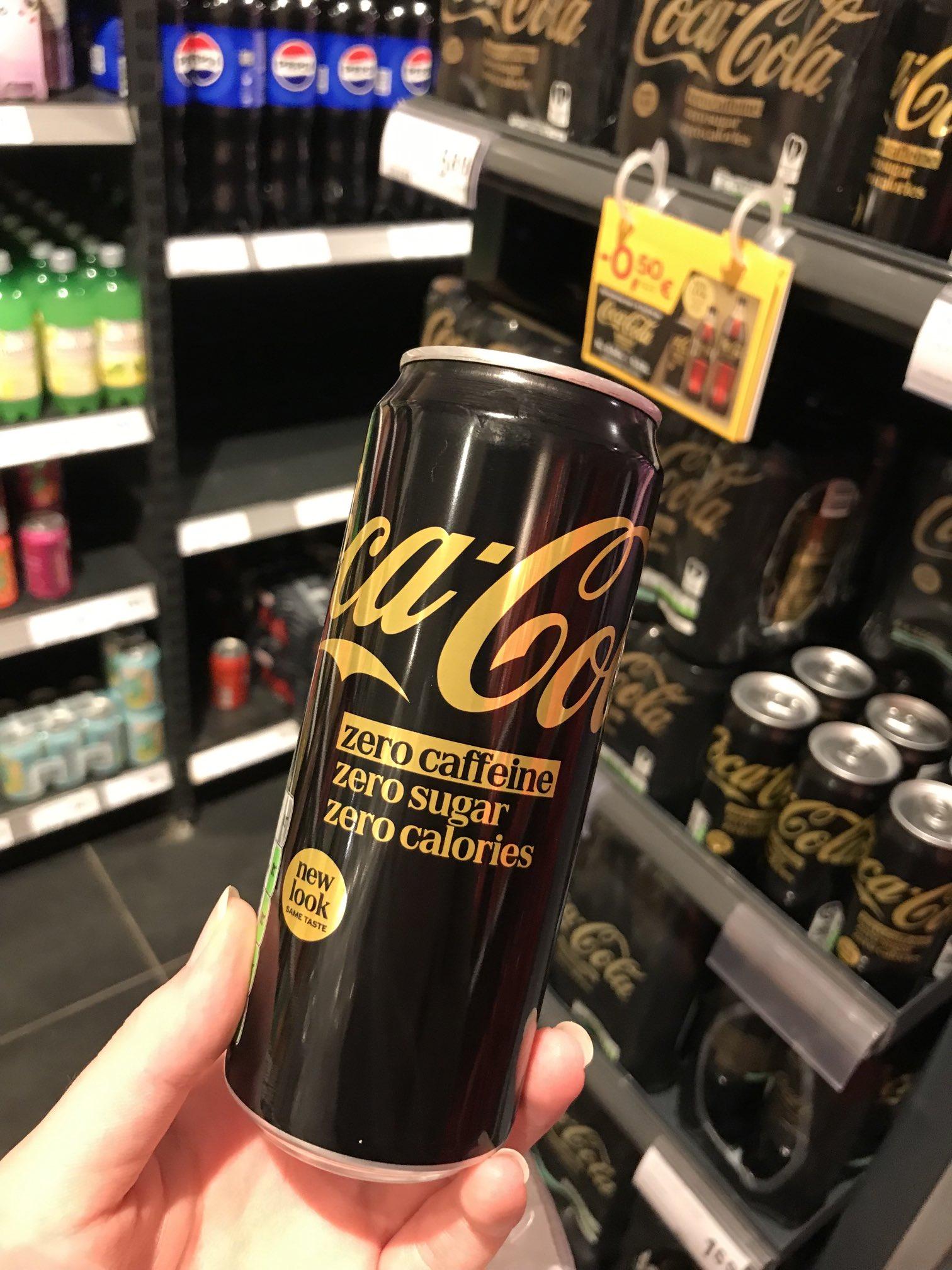 Coca Cola Dose in schwarz mit goldener Schrift.  Zero caffeine.  Zero sugar.  Zero calories.