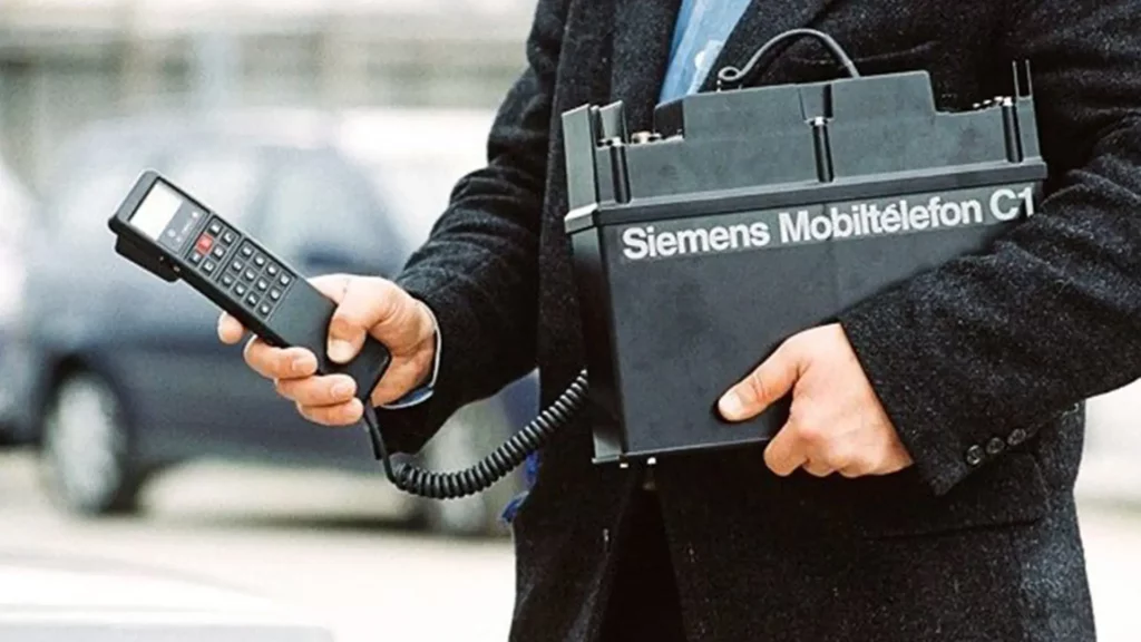 it's a much smaller handset but it's attached to backpack-sized battery