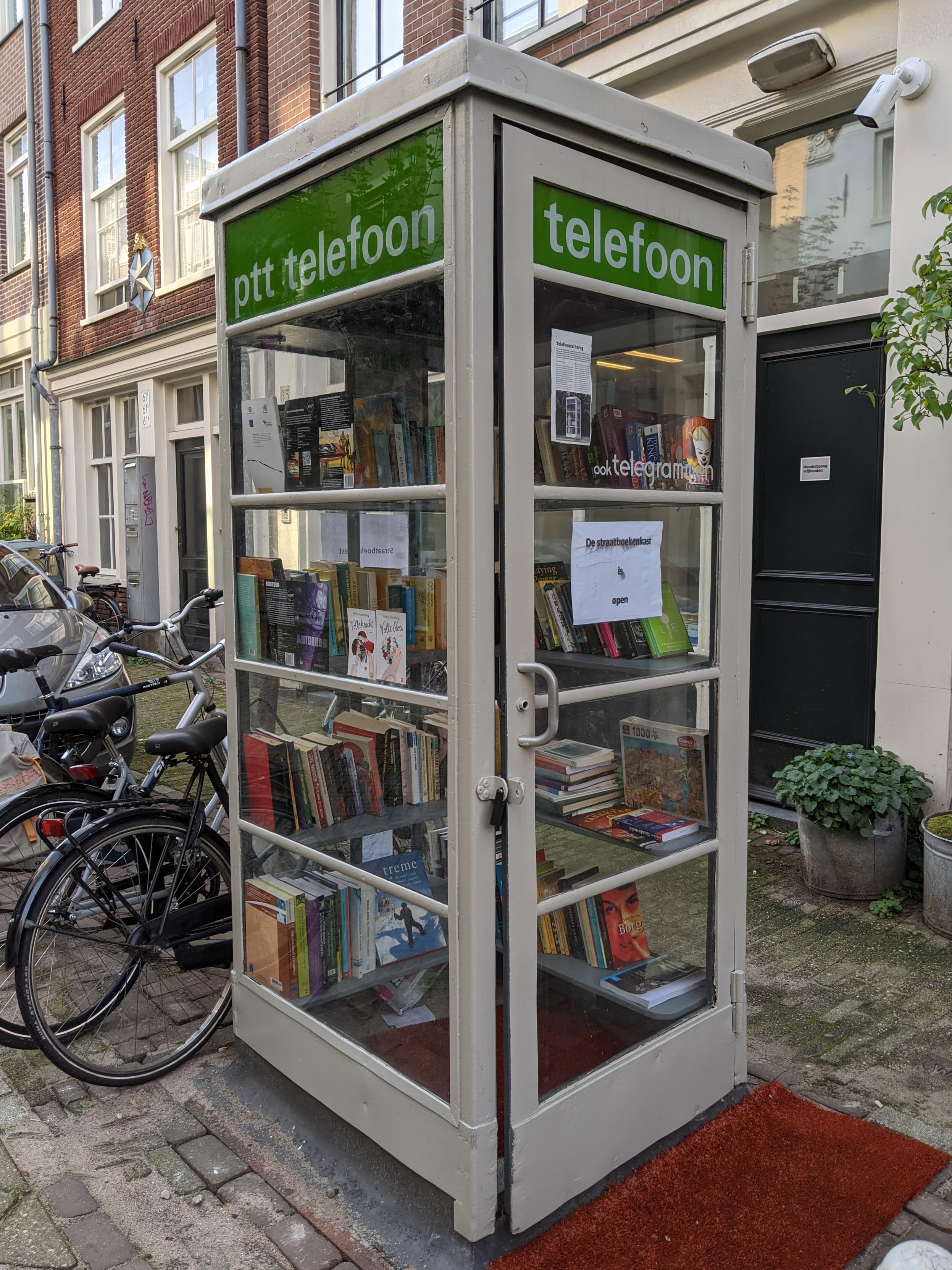 PTT telefoon booth filled with books