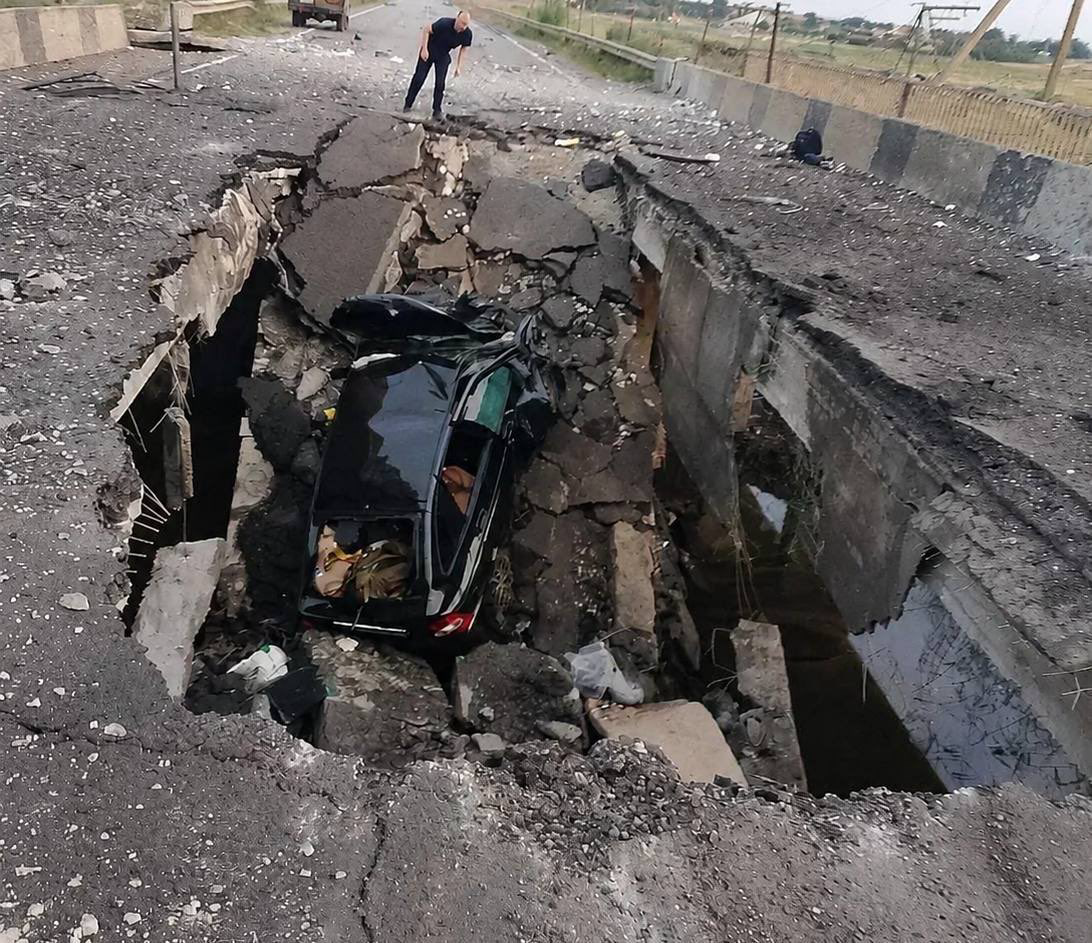 A Ukrainian drone strike critically damaged a bridge somewhere in Russias occupied rear, causing part of the structure to collapse. Claims that it is the Henichesk-Arabat Spit bridge do not match the visible structure and support design. #Ukraine