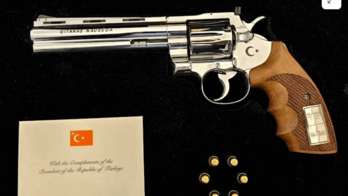 Pistola in regalo da Erdoğan, Starmer e Merz la lasciano in Turchia. Il governo italiano: Seguite tutte le procedure