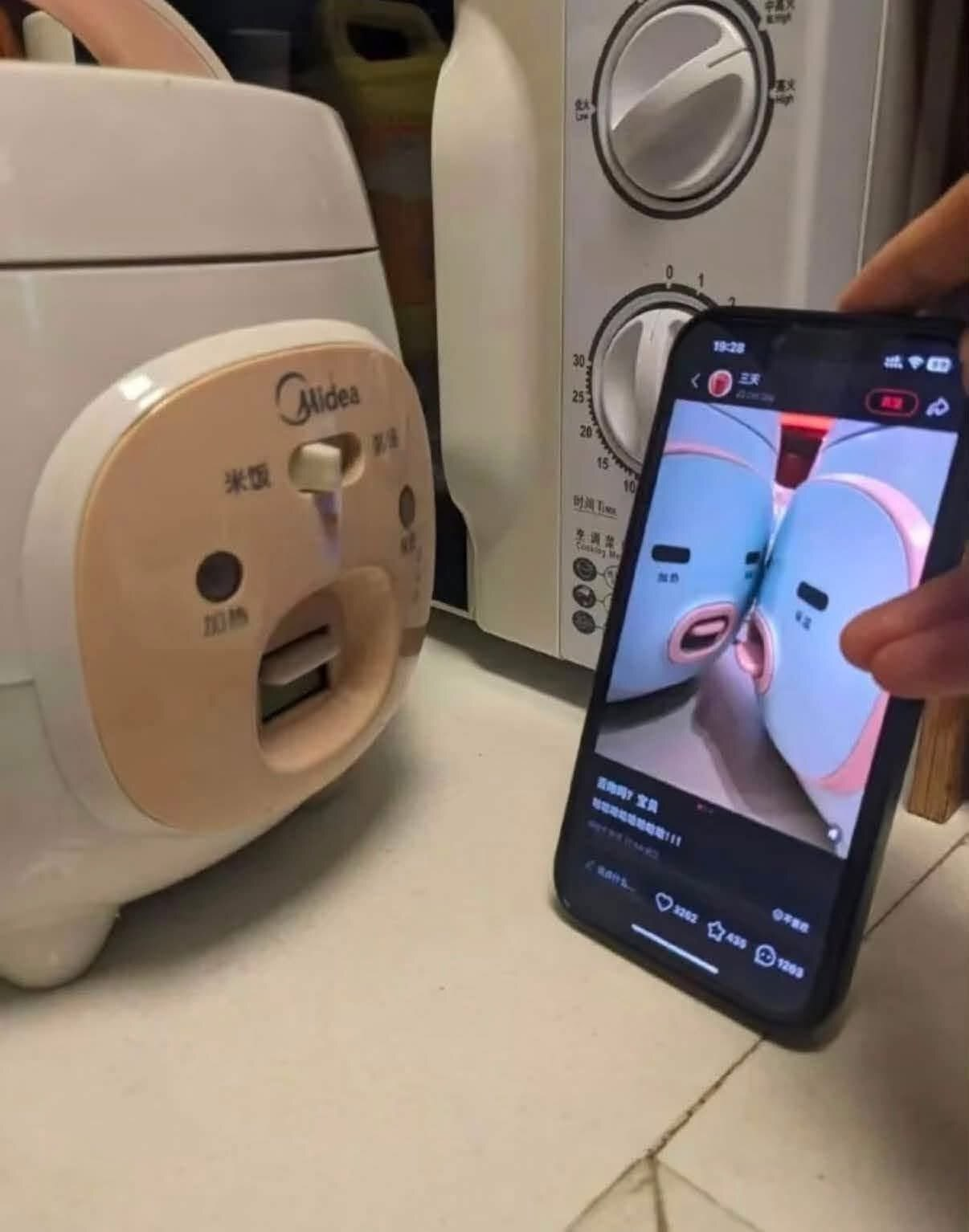Another human face rice cooker by Midea "looking" at the image from quoted post