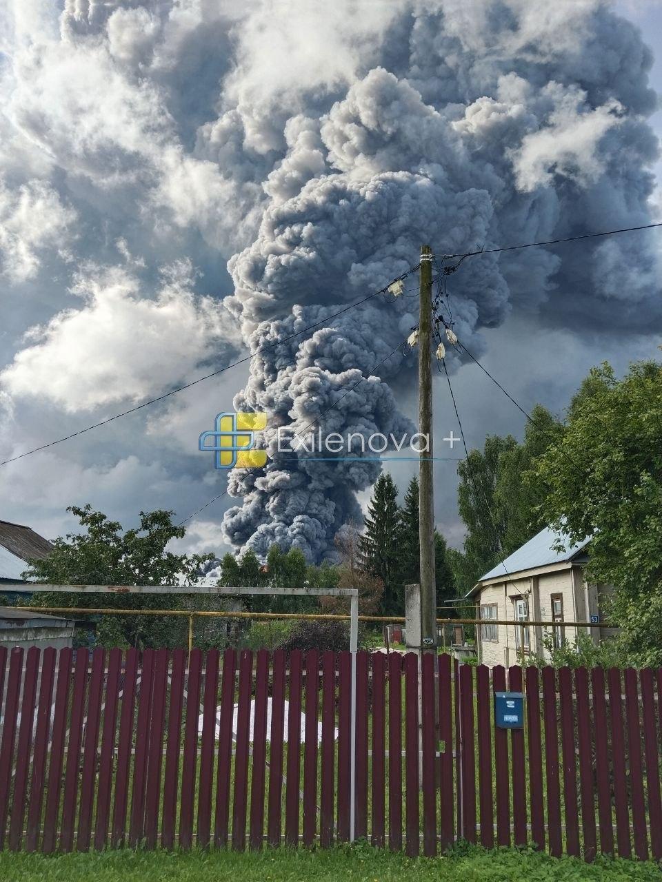 More footage from the Wildberries logistics hub in Novosemeykino, Samara region, shows the facility engulfed in flames after the Ukrainian drone strike yesterday. #Ukraine