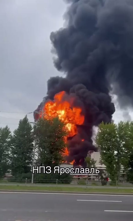 ❗️Ukraines SBU says its strike on the Slavneft-YANOS refinery in Yaroslavl damaged four RVS-2000 crude oil tanks, causing a spill, with two tanks catching fire. The agency also reported damage to the refinerys key ELOU-1 and AVT-3 processing units. #Ukraine