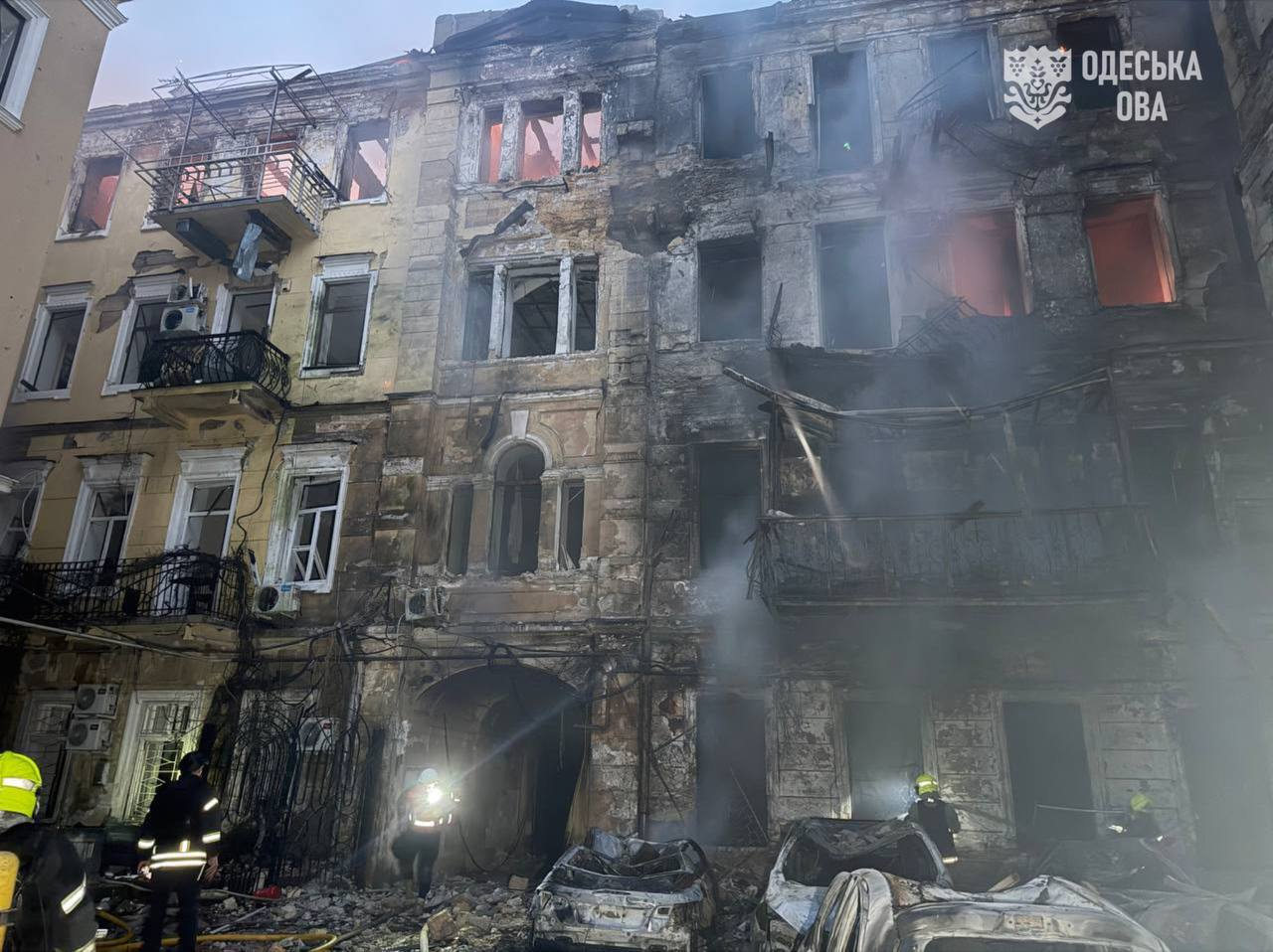 Russia struck Kharkiv and Odesa in separate attacks. A missile hit a 10-story residential building in Kharkiv, killing 2 people and injuring 21; the 7th through 9th floors were destroyed. In Odesa Oblast, at least 8 people were injured in a combined missile and drone attack. #Ukraine