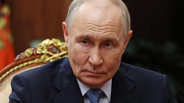 Putin ameaça apreender navios europeus e eleva risco de confronto com a Rússia
Putin ameaça apreender navios de países da União Europeia em resposta a possíveis ações contra embarcações russas. Entenda a escalada marítima entre Rússia e Europa.