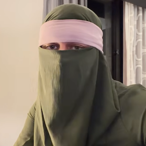 right-winger in "muslim" costume