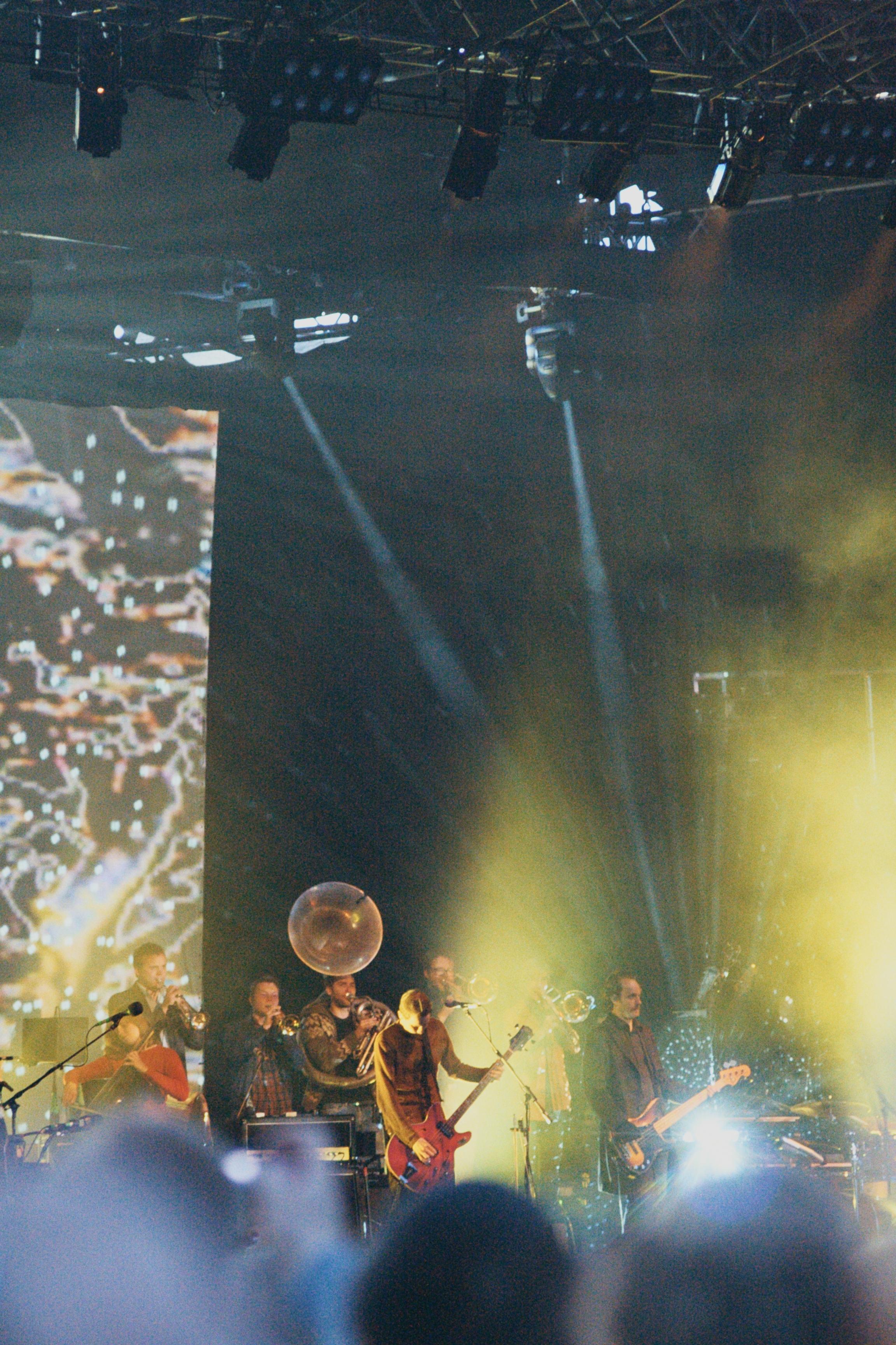 Bit of a lightshow on stage as Jónsi plays an electric guitar. You can catch glimpses of the crowd.