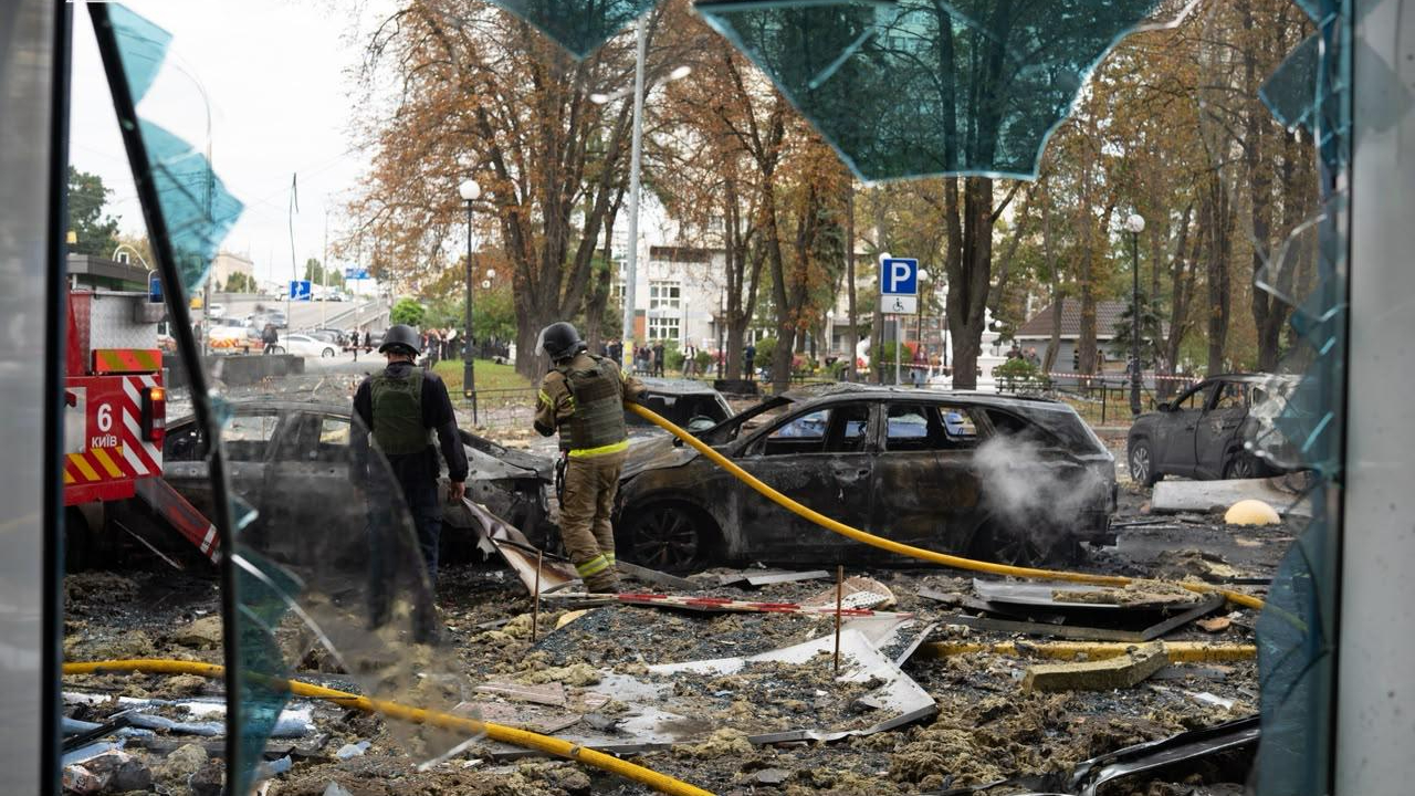 Number injured in Russian attacks on Kyiv rises to 43, with 5 killedA total of 43 people have been injured in Russian attacks on Kyiv so far on 25 September, and five people have been killed.Source: Kyiv Mayor Vitali KlitschkoQuote: "The number of people injured in enemy attacks on Kyiv on 25 September has risen to 43."Details: Klitschko said 25 injured people, including two children, were admitted to hospital.Five people were killed in Russian attacks on the capital on 25 September.Background:• Russian forces continued to attack Kyiv with drones throughout 25 September. Earlier reports said 31 people were injured in the capital, with 15 of them, including two children, receiving inpatient treatment in Kyiv hospitals.• Five Kyiv residents, including one child, were killed in the attacks. An administrative building belonging to the High Council of Justice was damaged by a Russian drone strike.• An office building in Kyivs Solomianskyi district was damaged in a daytime Russian drone attack in which four people were killed and several others injured.Support Ukrainska Pravda on Patreon to help us keep reporting!pravda.com.ua/eng/news/2026/09/25/8055061/#Ukraine #News #UkraineWar