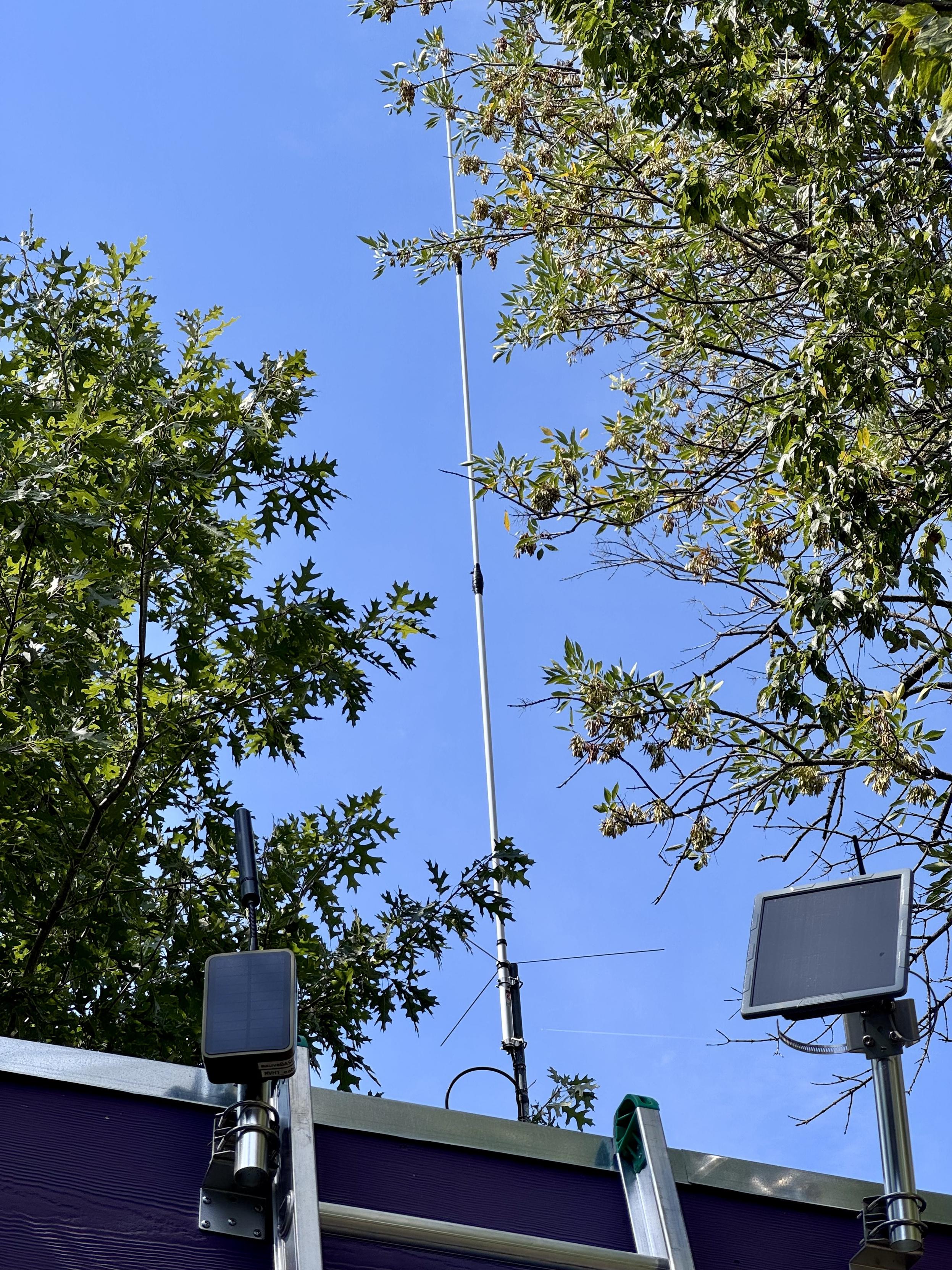 A 17ft UHF and VHF amateur radio antenna