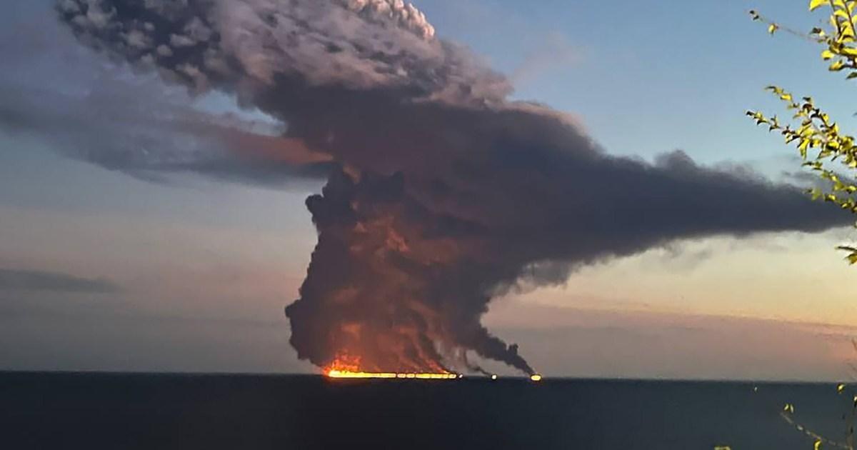 Russian oil tanker 'blows up' covering holiday hotspot in plumes of smoke

