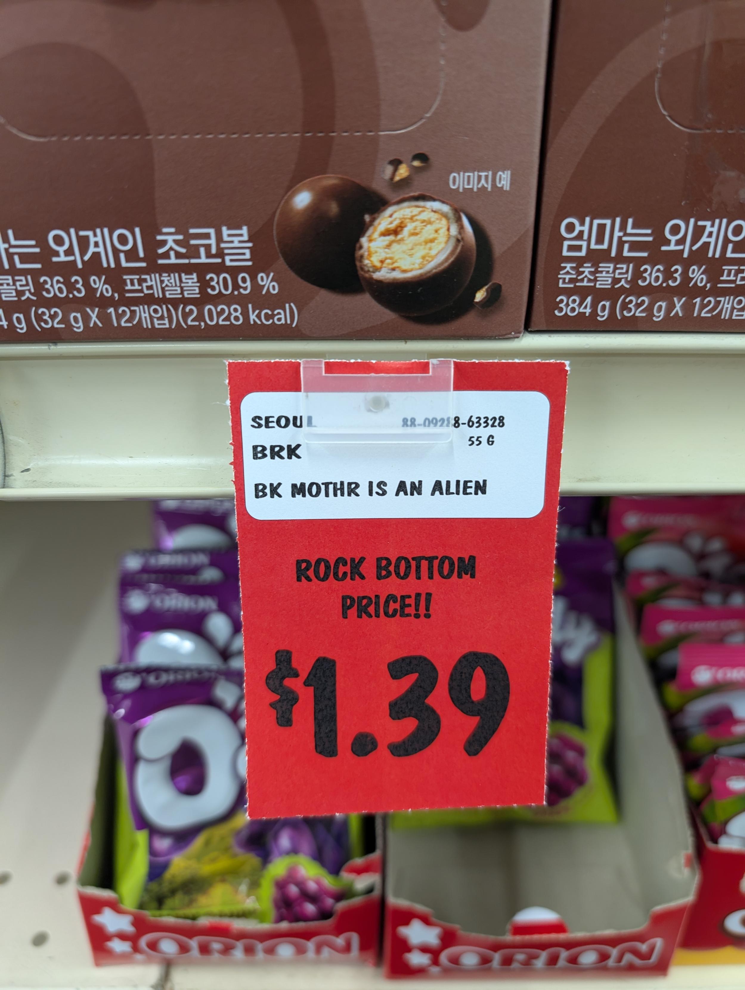 Price tag in a store with "BK mother is an alien", an apparent mistranslated Korean candy