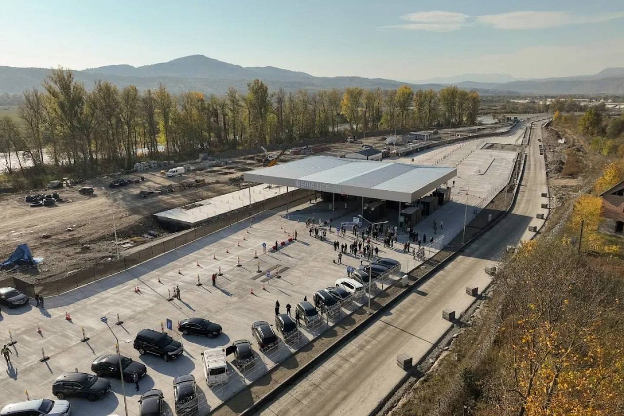 A new Bila Tserkva-Sighetu Marmației border crossing has opened between Ukraine and Romania. It currently handles passenger cars only, with capacity for up to 400 vehicles per day, Infrastructure Minister Kalashnyk says. #Ukraine