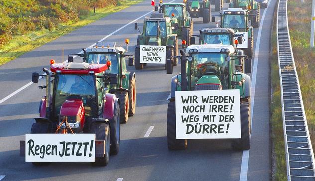 Bedroht ihre Ernten: Landwirte starten Treckerdemo gegen D眉rre - Bedroht ihre Ernten: Landwirte starten Treckerdemo gegen D眉rre