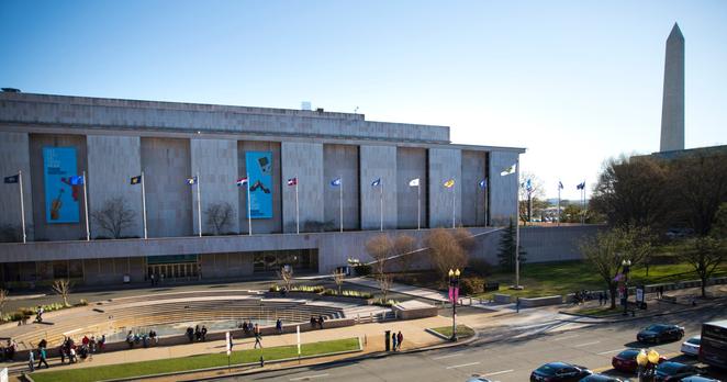 White House reviewing Smithsonian exhibits to make sure they align with Trump's vision - White House reviewing Smithsonian exhibits to make sure they align with Trump's vision