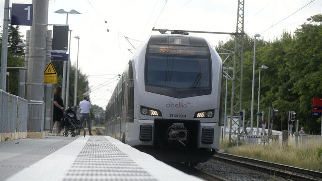 RE19 ändert Fahrplan: Umstiege in Emmerich seien unausweichlich - RE19 ändert Fahrplan: Umstiege in Emmerich seien unausweichlich