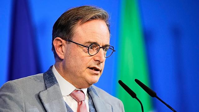 Belgian Prime Minister De Wever calls for talks with Russia to end the war in Ukraine.Bart De Wever says Europe must negotiate with Russia to end the war in Ukraine and restore cheap energy access.The EU remains divided on the issue. French President Macron, Italian Prime Minister Meloni and Hungarian Prime Minister Orbán have called for direct talks with Moscow, while Poland and the three Baltic states are firmly opposed. #EU #Russia