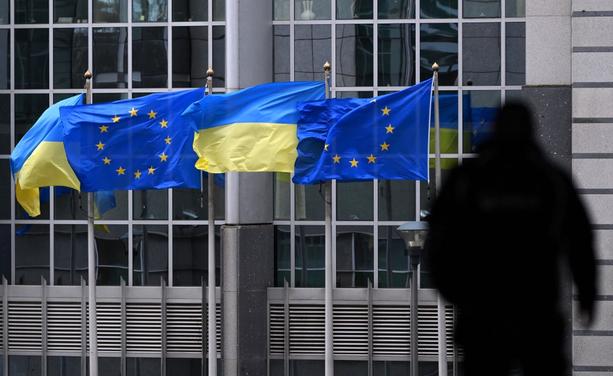 KYIV POST: EU Will Not Evacuate Kyiv Mission Despite Russian Threats The European Union will not evacuate its diplomatic mission in Kyiv despite Russian threats ahead of May 9, a spokesperson said. EU officials described Moscows warnings as escalation tactics and stressed that attacks on Kyiv remain a daily reality. The bloc said it will maintain its presence despite ongoing risks and previous damage to diplomatic sites.  #World #Europe
