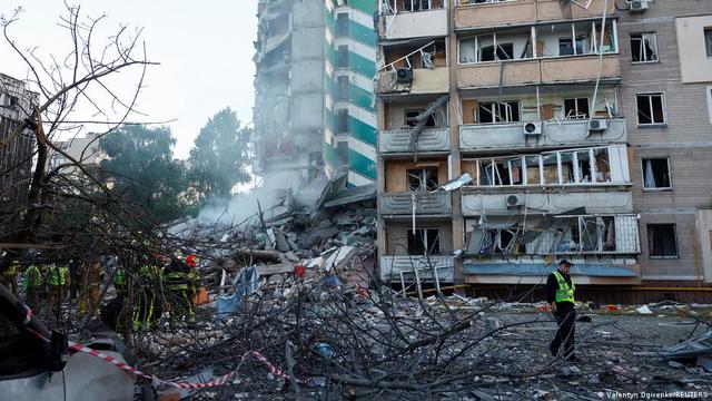 🔴 BREAKINGRussian Strikes Kill 8 in KyivRussia launched a massive volley of missiles and drones at Ukrainian cities for the third consecutive day. The latest strikes hit a Kyiv apartment block, resulting in eight deaths.📰  #Military #EU #Geopolitics #GeoWire