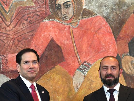⚡ NEWSArmenia Signs Strategic Partnership with US Amidst ElectionArmenian Prime Minister Nikol Pashinyan signed a strategic partnership deal with the United States as parliamentary elections approach, aiming to deepen ties despite challenges from pro-Russia parties.📰 #Russia #EU #Geopolitics #GeoWire