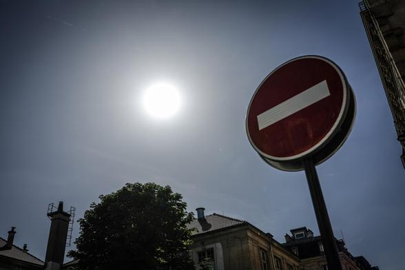 Why is Europe heating up faster than the rest of the world?Europe is in the grip of an early-season heatwave, with record May temperatures driven by a heat dome of hot air over the western part of the continent.Scientists point to human-caused emissions, shifting atmospheric patterns and rapid Arctic warming as key factors amplifying extreme heat across the region. #Heatwave #ClimateChange #HeatDome
