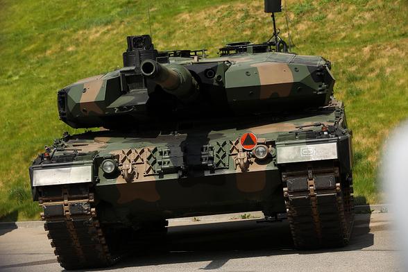 Europeans back higher defence spending and more EU-made weapons, poll finds - Trust in the US security guarantee is waning #EU:12: #EuropeanArmy