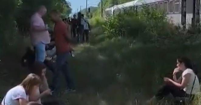 [lalibre] Près de 8h de retard, marche à travers champs... Les passagers de ce train noublieront pas de sitôt leur trajet (VIDEOS) #Europe 