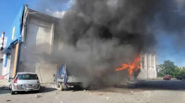 Three people injured as Russian drone hits business in ZaporizhzhiaThree people were injured in a Russian drone strike on a business in the city of Zaporizhzhia on 19 June. #ukraine