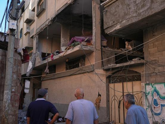 🔴 BREAKINGFamily killed in Israeli strikes on Gaza amid ceasefire violationsA family, including two daughters, was killed in Israeli strikes on Gaza. The incident highlights repeated violations of the US-brokered October ceasefire by Israel, raising concerns about the stability of the truce and escalating tensions...📰  #USA #Military #Geopolitics #GeoWire
