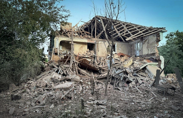 KYIV INDEPENDENT: Russian attacks kill three and injures 45 civilians in Ukraine over last day  In the city of Kharkiv, two people were killed and 10 were injured, including a child and a teenager, after Russian drones and glide bombs struck apartment buildings in an overnight attack, Kharkiv Oblast Governor Oleh Synehubov wrote on his Telegram channel. #Ukraine