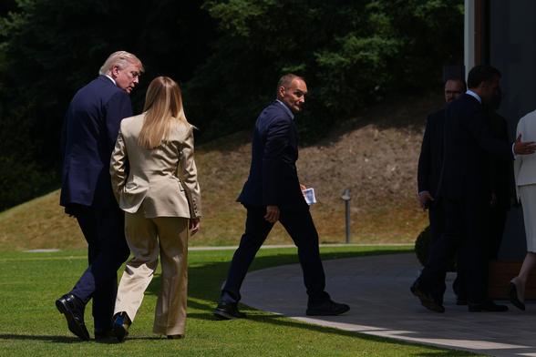 Trump deepens the dustup with Italys Meloni, who says his unprovoked attacks are senseless Trump claims Meloni begged for photo, which she denies as completely fabricated #G7 #NATO