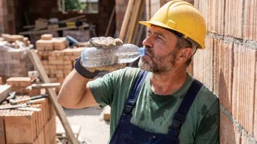 🌇 At 32°C, productivity drops 40: why Europes #heatwave is now a workplace health and safety crisisTrade unions @etuc-ces.bsky.social@bsky.brid.gy and health experts call for binding #EU rules to protect workers from extreme temperatures.#ClimateCrisis euobserver.com/224139/at-32...At 32°C, productivity drops 4...