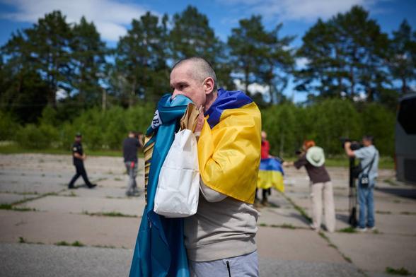 KYIV INDEPENDENT: 160 Ukrainian POWs released from Russian captivity in latest major exchange  "We remember everyone who is in captivity," Zelensky said, adding that all those released in the current exchange had been held by Russia since 2022. #Ukraine