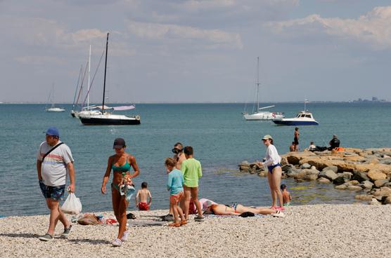 Russia-annexed Crimea declares an emergency amid Ukrainian strikes and closes the beach season.The announcement comes amid fuel shortages and power cuts triggered by the Ukrainian attacks on logistics chains and oil facilities across Crimea, the rest of Russian-occupied Ukraine and southern Russia. #Russia #WarInUkraine #Ukraine