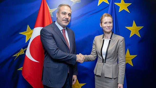 While #Turkiye ruthlessly cracks down on human rights ahead of the #NATO summit, EU leaders are in Ankara today to discuss deepening cooperation on trade, migration, and defence 🧵