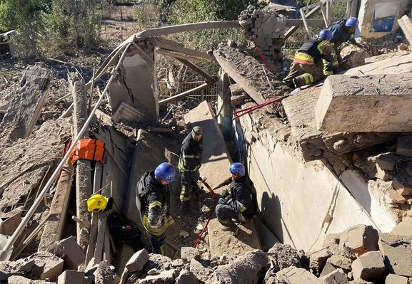 KYIV POST: Russian Strike Kills 7-Year-Old Child, Injures Two Other Children in Eastern Ukraine A seven-year-old child was killed and two other children were injured in a Russian attack near Synelnykove, while separate strikes on Nikopol and Oleksandrivka killed two more civilians. #Ukraine