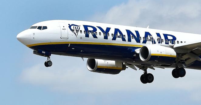 [lalibre] Panique à bord dun vol Ryanair de la Grèce vers lAllemagne: La tête et les épaules dun passager étaient à lextérieur du hublot #Europe 