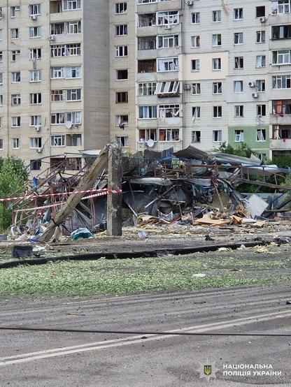KYIV INDEPENDENT: Russian guided bomb attack on Sumy kills 4, including child, injures 17 Two of the bombs struck a busy area of the city, with one hitting near a road and a public transport stop, where the child was killed, according to the Sumy regional police. A third bomb struck an infrastructure facility. #Ukraine