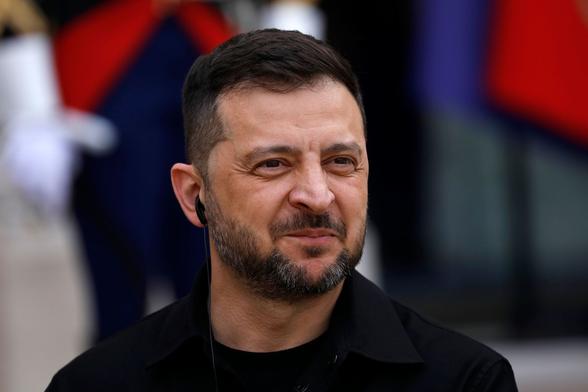KYIV INDEPENDENT: Zelensky lands in France for a Coalition of the Willing meeting At least 25 leaders are expected to attend todays summit, which is set to focus on addressing Ukraines critical air defense shortages amid escalating Russian ballistic missile attacks. #Ukraine