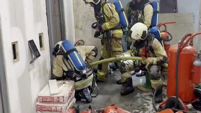 Today: Intrappolati in ascensore durante lincendio in un palazzo a Bruxelles: "Sono morti tra fiamme e fumo"Almeno quattro persone sono morte e sei operai risultano ancora dispersi nellincendio divampato martedì mattina nella torre Oxy, un grande edificio in corso di ristrutturazione nel centro di Bruxelles. Le vittime sarebbero rimaste intrappolate allinterno di un ascensore mentre le fiamme si...Trapped in an elevator during the fire in a building in Brussels: They died among flames and smoke.At least four people have died and six workers are still missing following a fire that broke out Tuesday morning in the Oxy tower, a large building under renovation in central Brussels. The victims were reportedly trapped inside an elevator while the flames…#Brussels #theOxytower