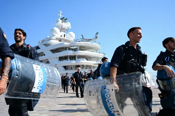 CW: Police clashes - Venice protesters engaged in scuffles with riot police on Friday while attempting to block US Ambassador Tilman Fertittas 117-meter superyacht. Activists cited US strikes on Iran and local economic struggles. #Venice #Italy #Geopolitics #News
