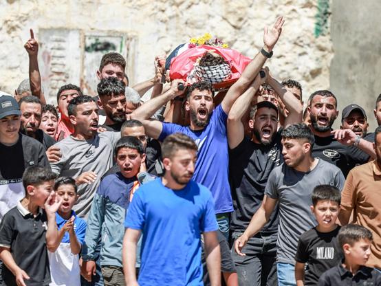 ⚡ NEWSPalestinian teenage footballer dies after Israeli settler attackFadi al-Nassan, a Palestinian teenage footballer, died one week after being shot by an Israeli settler in his West Bank village. His death highlights a recent surge in settler violence against Palestinians in the occupied territories.📰 #Geopolitics #GeoWire