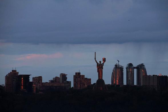 🇷🇺 🇺🇦 At least one person has been killed, and 15 others injured, after a major Russian ballistic missile attack on #Kyiv and the surrounding oblast overnight on July 19. #ukraine