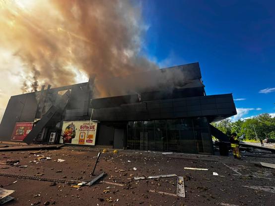 📰 No military justification — Russian daytime drone attack on Chernihiv supermarket kills 2, including child, injures 25🔗  #RussianInvasion #RussianWar #Ukraine