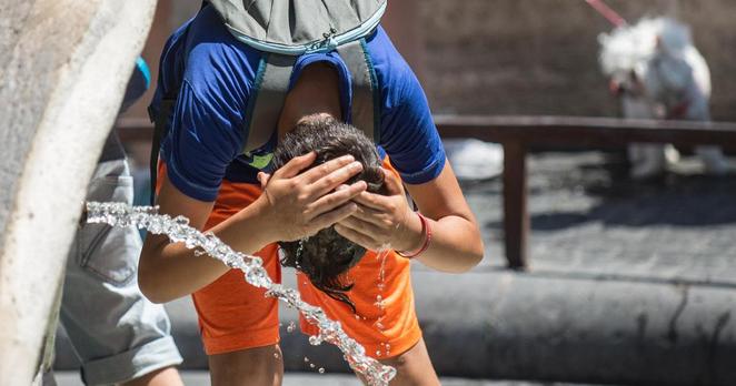 RaiNews: Caldo record, allarme in Europa: infezioni in agguato. Quali sono i 4 rischi per la saluteAlert su malattie alimentari, da zanzare o zecche e vibriosi. Appello per "una stretta cooperazione transfrontaliera"Hot records, alarm in Europe: infections lurking. What are the 4 health risks?Warning on foodborne illnesses, mosquito and tick-borne diseases, and Vibrio infections. Appeal for close cross-border cooperation.#Europe