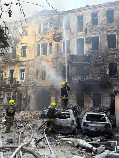 KYIV INDEPENDENT: Russian missile attack damages residential buildings in Odesa, injures at least 6  Sehrii Lysak, head of the Odesa City Military Administration, reported that buildings have been damaged in several districts of the city. Car fires were also seen in Odesa. #Ukraine