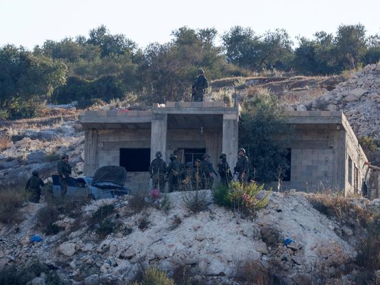 ⚡ NEWSIsraeli Drone Strike Kills Three Palestinians in JeninAn Israeli drone strike killed three Palestinians in Jenin, marking the first such attack in the West Bank since February 2025.📰 #Military #Geopolitics #GeoWire