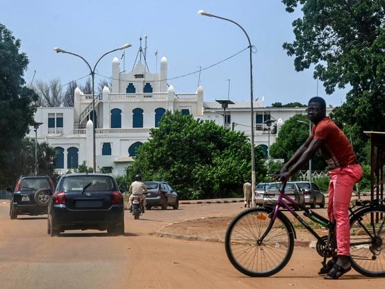 ⚡ NEWSGunfire and Blasts Reported in Niamey, NigerShots were heard around Diori Hamani International Airport and near the presidential palace in Niamey, Niger. The incident indicates significant security instability or conflict within the capital city.📰 #Geopolitics #GeoWire