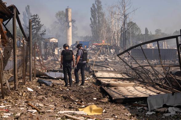 il manifesto: Raid russo su deposito di armi collocato a Kiev tra le abitazioni civiliAltra grossa strage di civili in Ucraina, ma stavolta con dinamiche meno lineari rispetto agli ormai consueti attacchi russi su aree abitate (quando non direttamente su obiettivi residenziali e commerciali) […]The post Raid russo su deposito di armi collocato a Kiev tra le abitazioni civili first appeared on il manifesto.Russian raid on arms depot located in Kyiv amidst civilian housing.Another civilian massacre in Ukraine, but this time with less linear dynamics than the usual Russian attacks on populated areas (when not directly on residential and commercial targets) […]The Russian raid on an arms depot located in Kyiv amid civilian homes first appeared on il manifesto.#Russian #Ukraine #first 